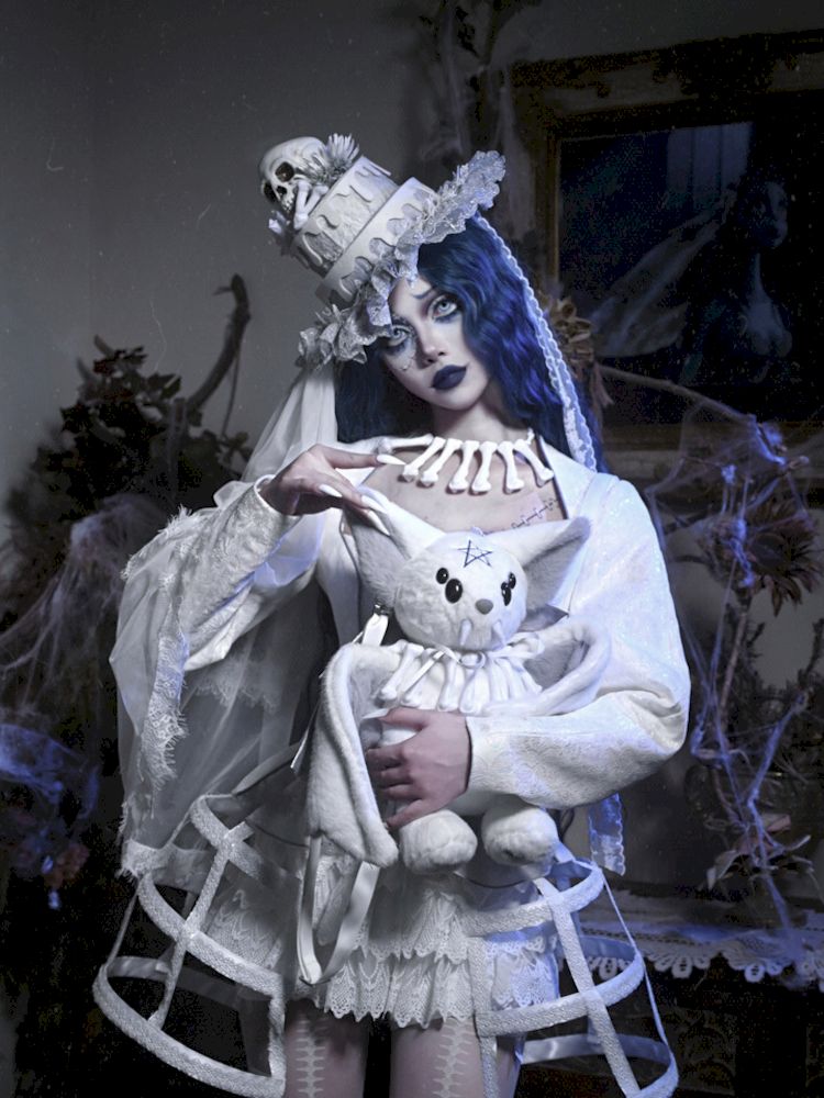 Gothic bat plush backpack with white faux fur - Wolvess