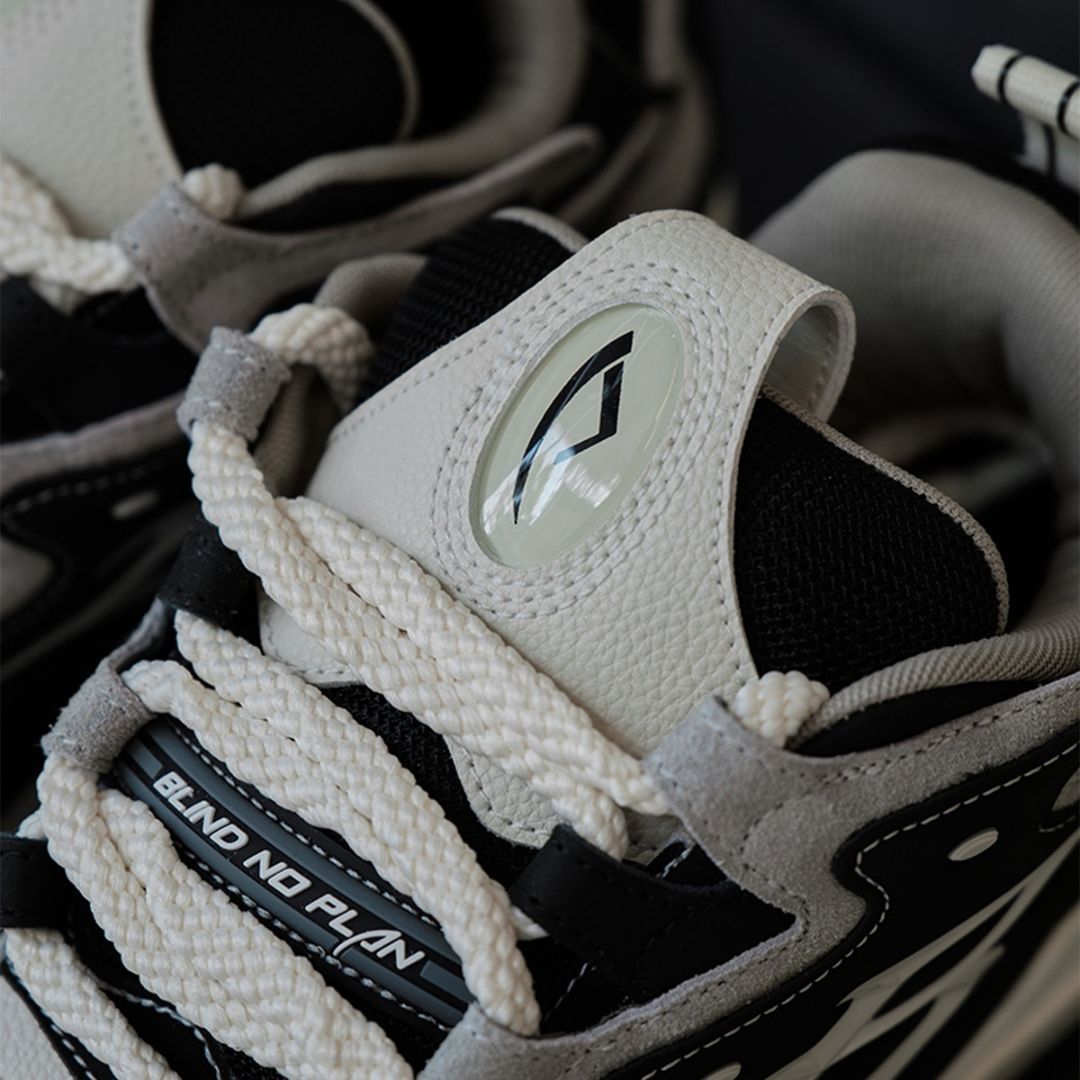 Black and White Retro Wave Sneakers - Wolvess