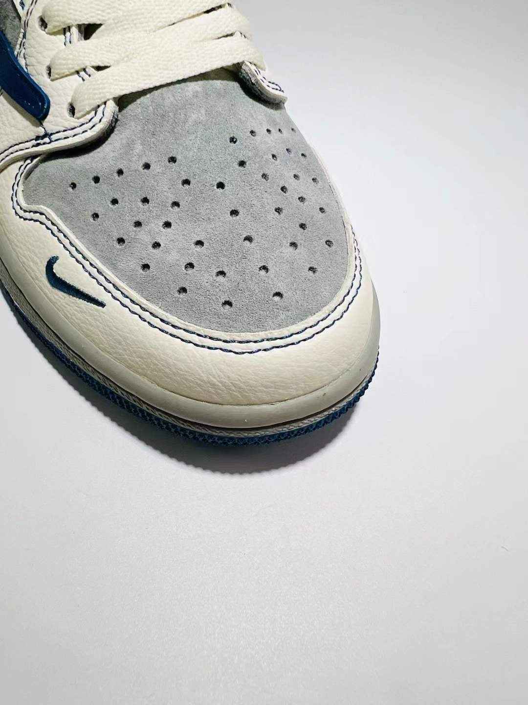 Designer Air Jordan Travis Scott Balenciaga XD1568 105 - Limited Edition Sneakers