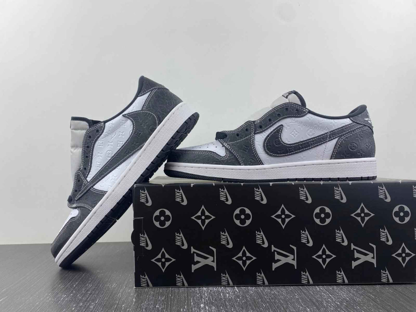 Custom Air Jordan 1 x LV dl2211-001 - Exclusive Sneakers