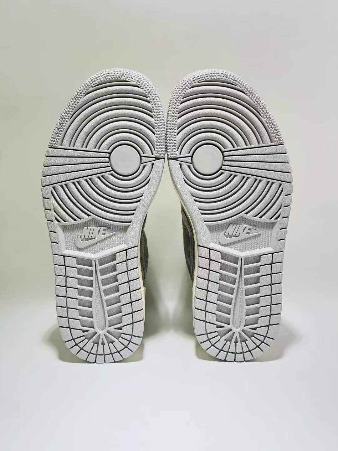 Designer Air Jordan 1 Travis Scott × Supreme XS3086 004