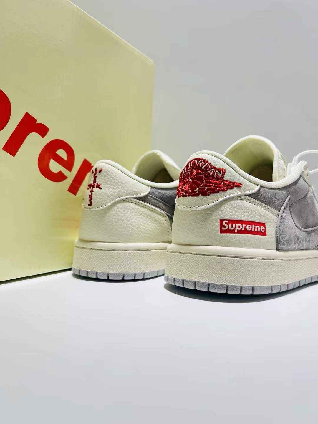 Designer Air Jordan 1 Travis Scott × Supreme XS3086 004