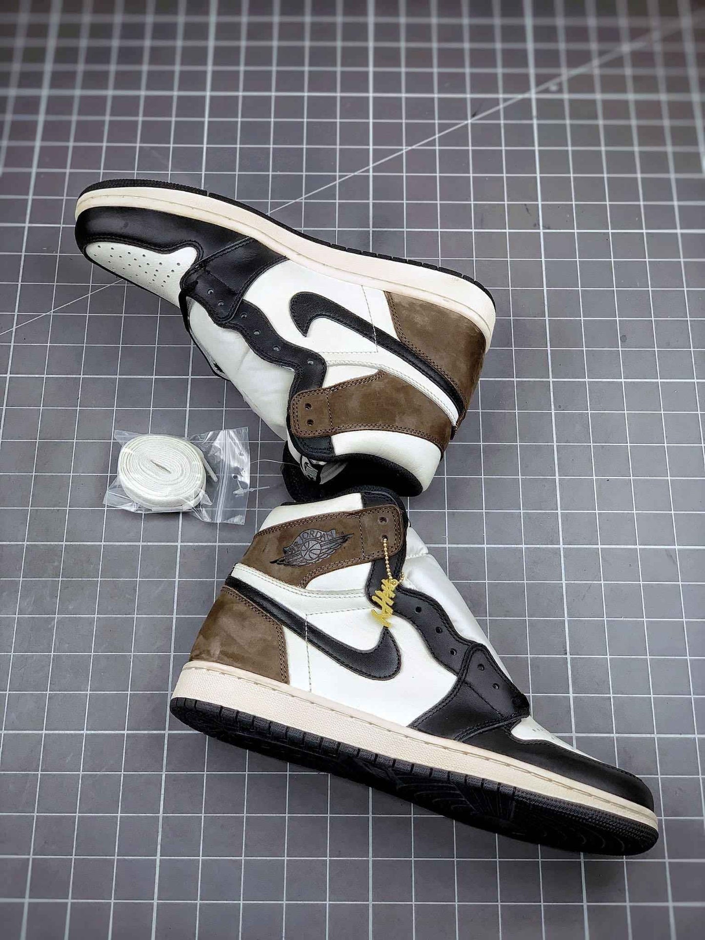 Custom Jordan 1 Retro High Dark Mocha - 555088-105