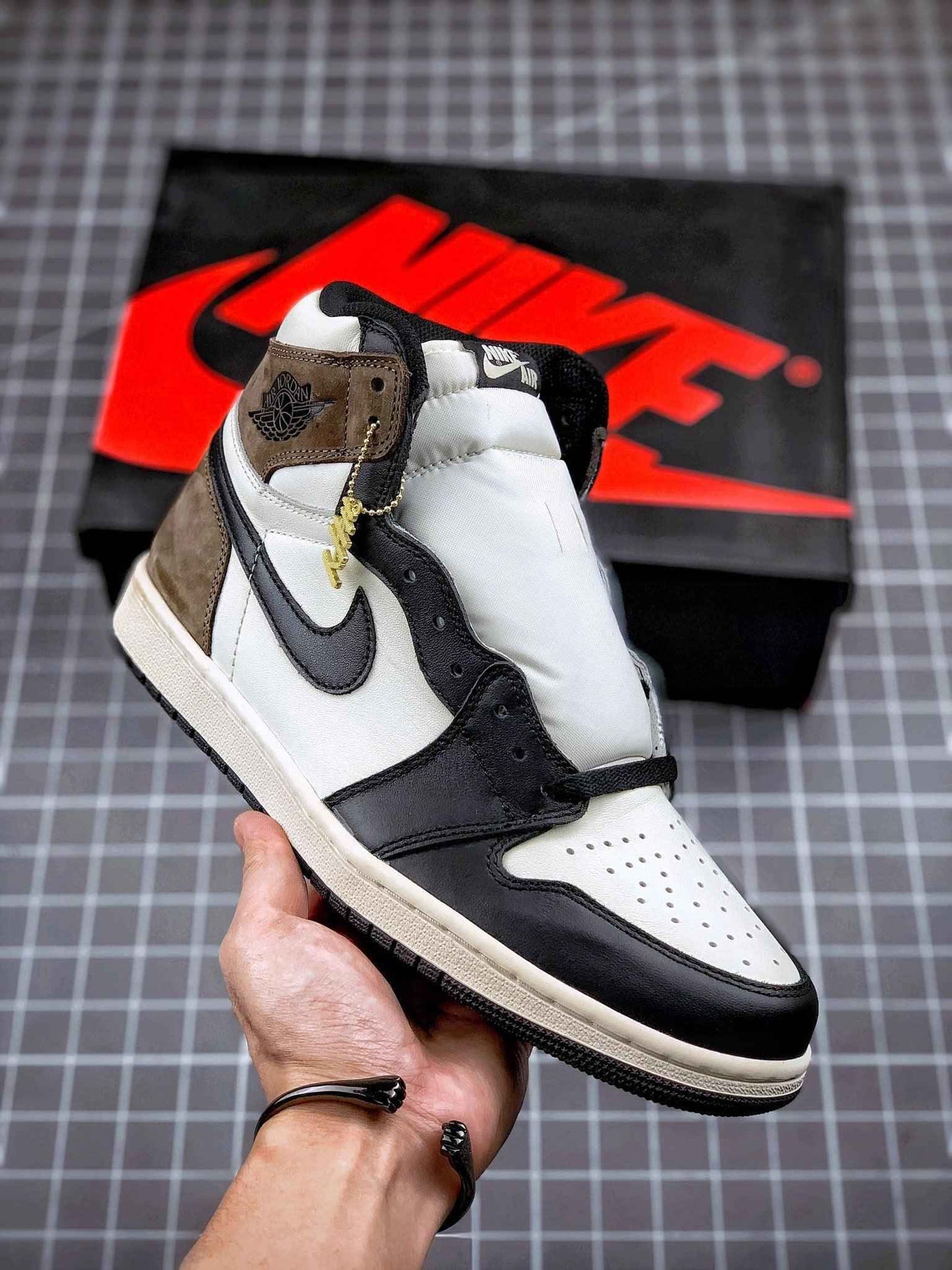 Custom Jordan 1 Retro High Dark Mocha - 555088-105