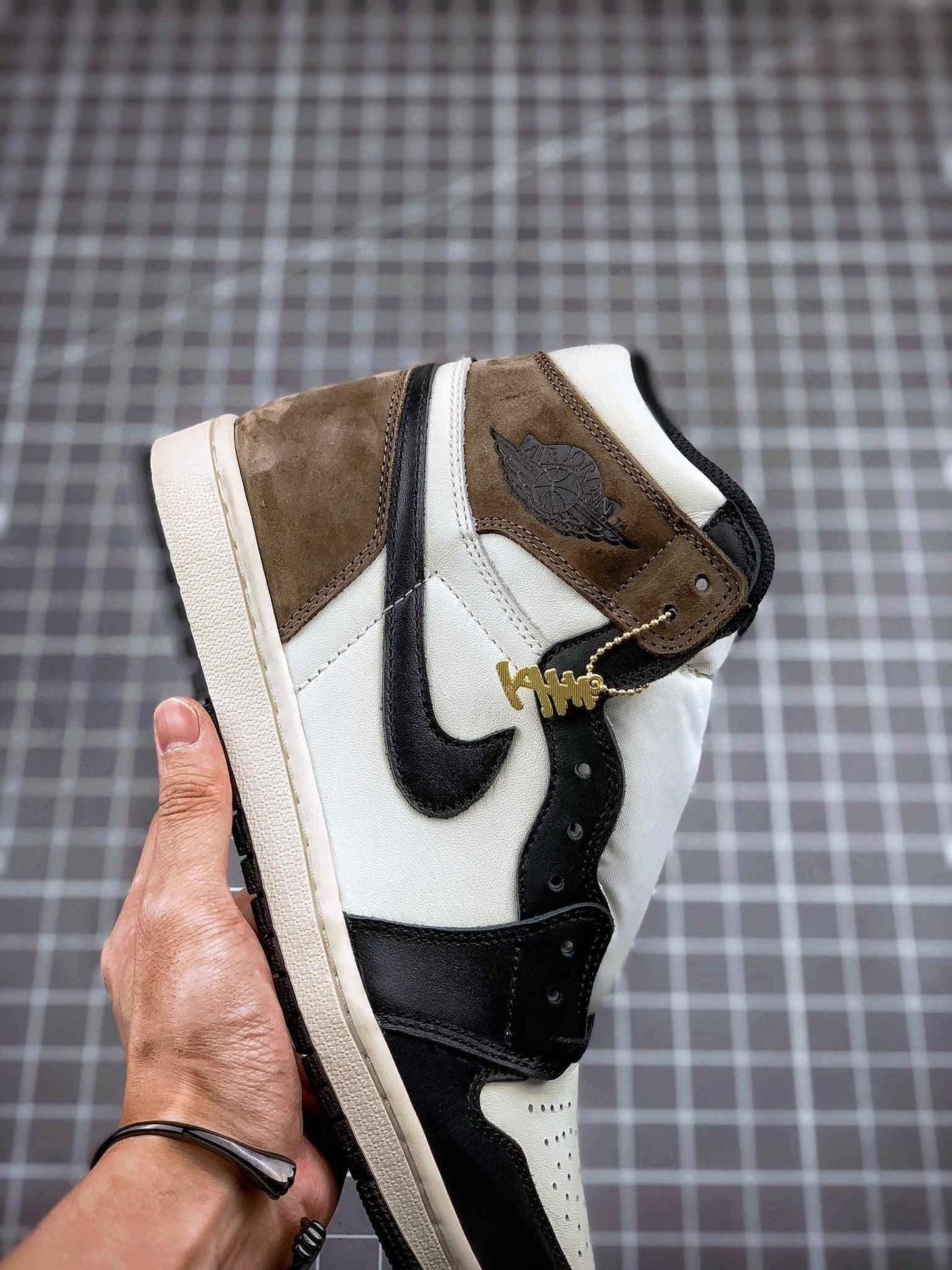 Custom Jordan 1 Retro High Dark Mocha - 555088-105