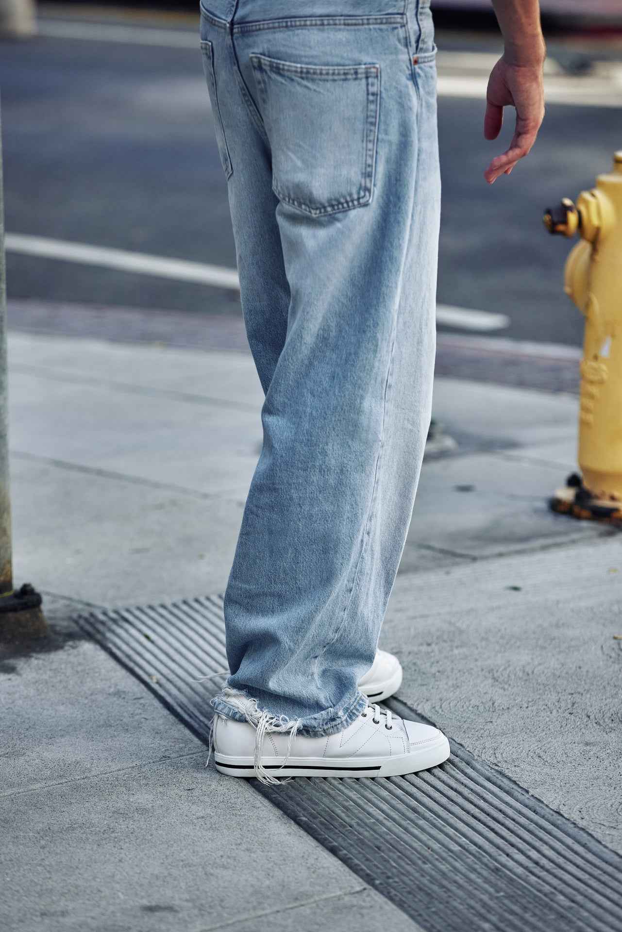 TOTO - D8171 - 2.4 Inches Taller (White/Black) Tallmenshoes.com