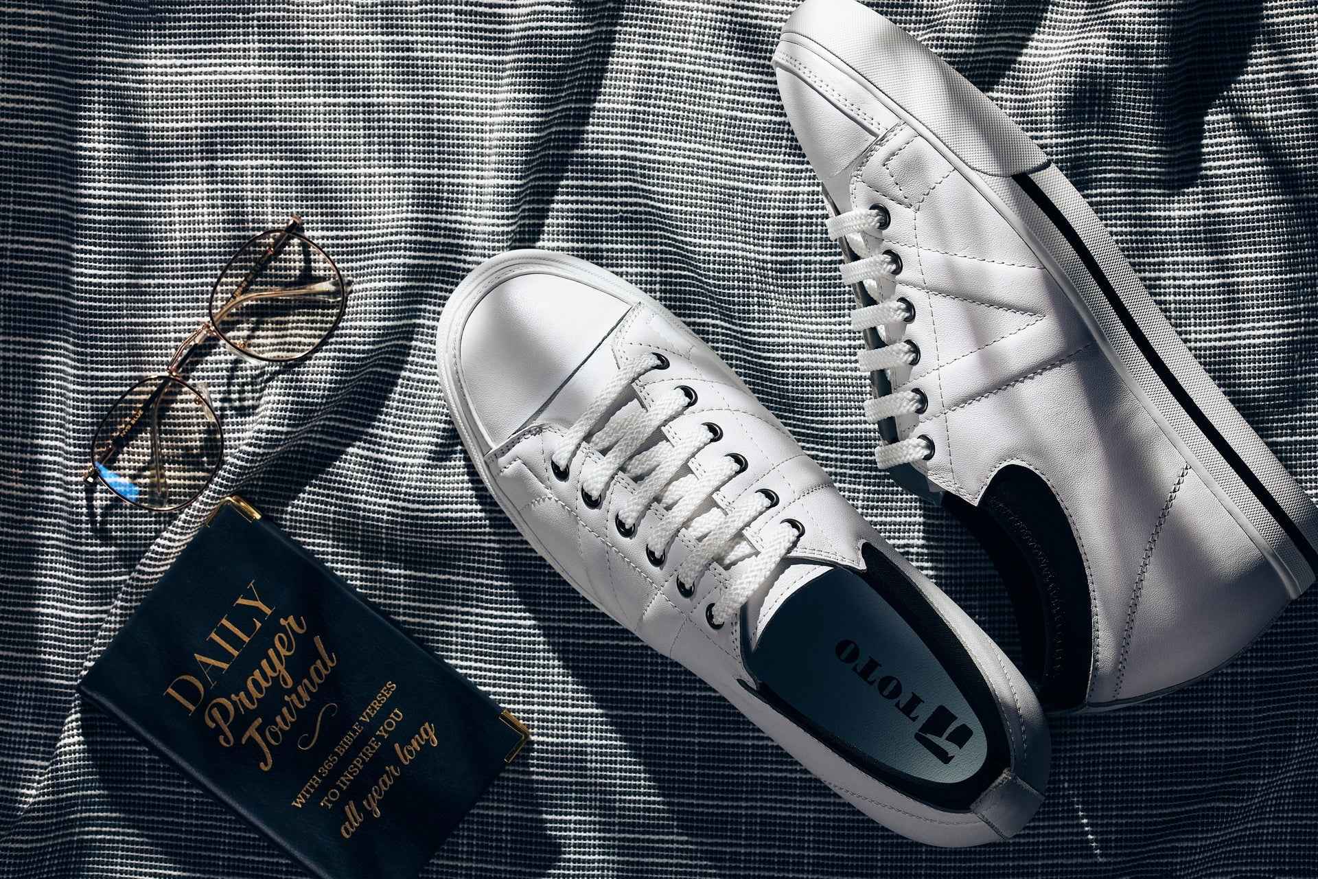 TOTO - D8171 - 2.4 Inches Taller (White/Black) Tallmenshoes.com