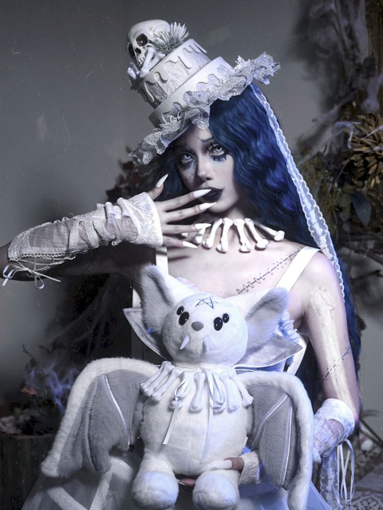 Gothic bat plush backpack with white faux fur - Wolvess