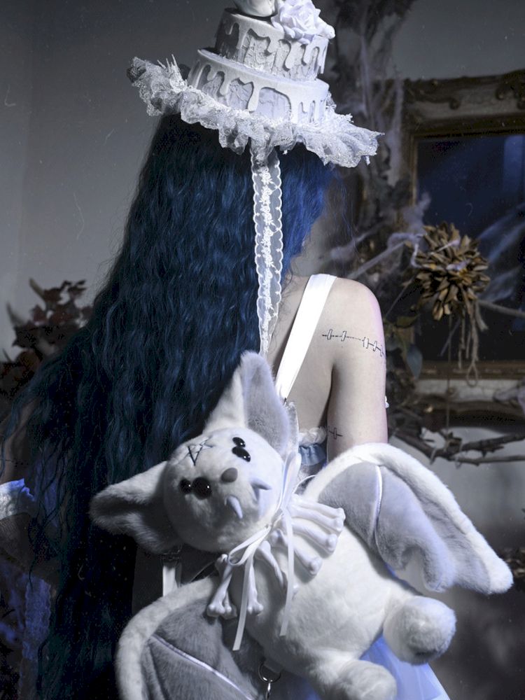 Gothic bat plush backpack with white faux fur - Wolvess