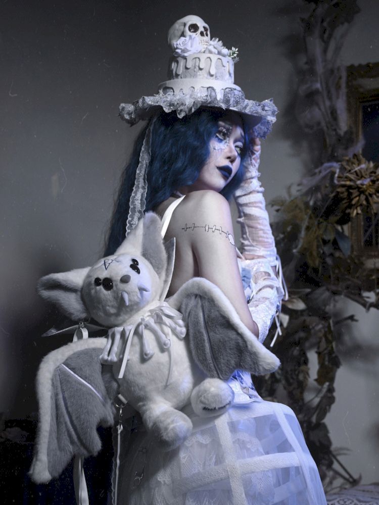 Gothic bat plush backpack with white faux fur - Wolvess