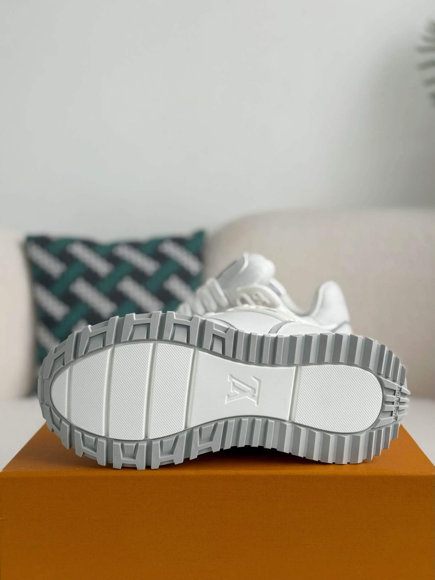 White Run Away L V Maxi Sneakers - Wolvess