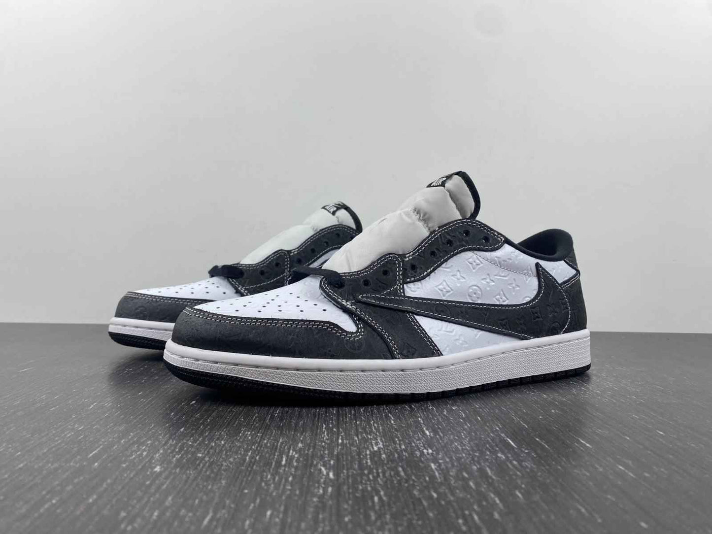 Custom Air Jordan 1 x LV dl2211-001 - Exclusive Sneakers