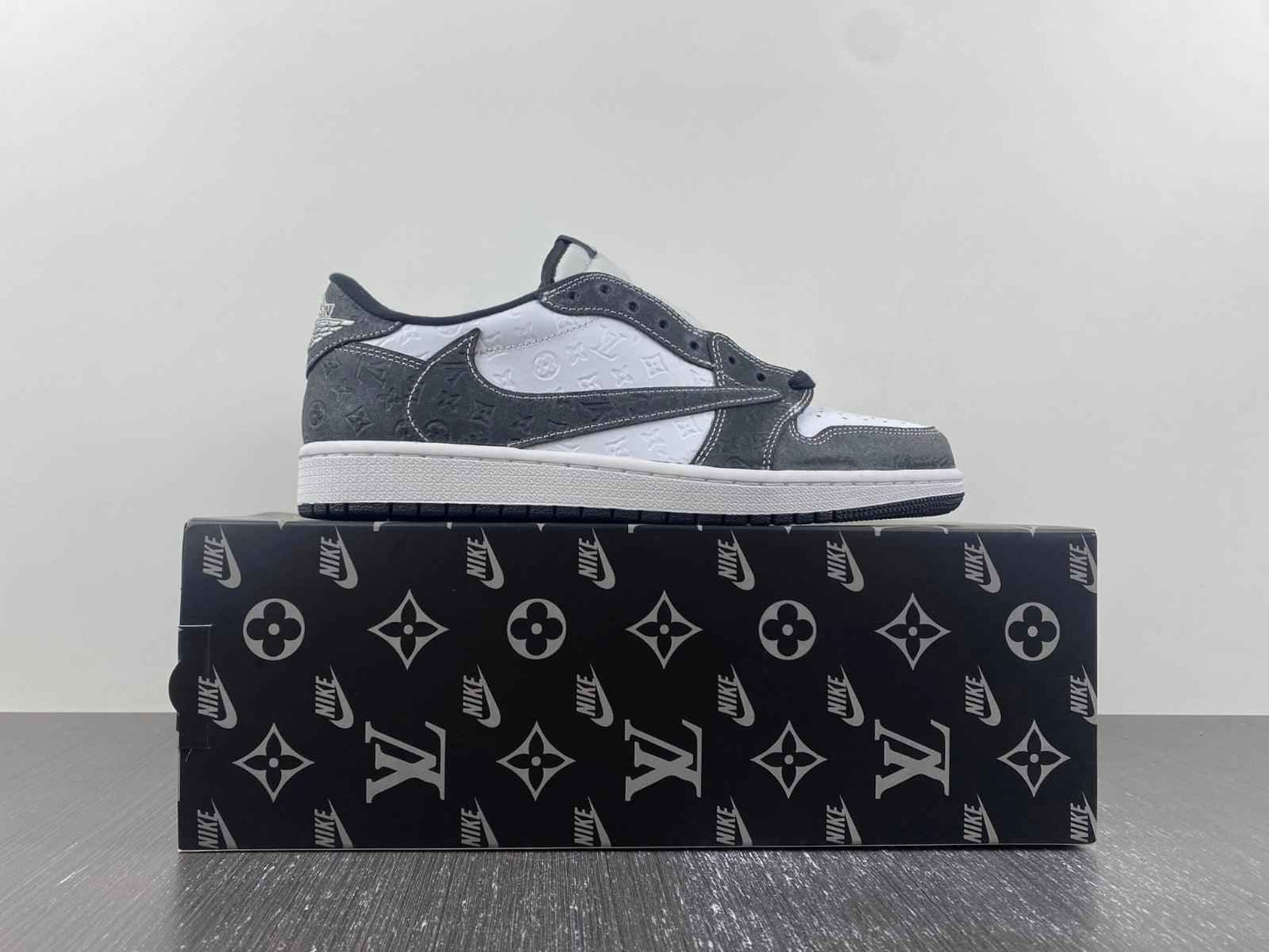 Custom Air Jordan 1 x LV dl2211-001 - Exclusive Sneakers