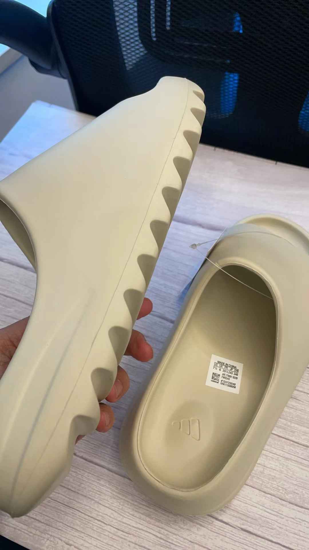 sneaker shoes Suitable for men and women's summer slippers YEE SLIDE