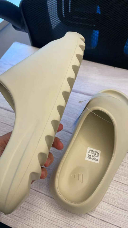 sneaker shoes Suitable for men and women's summer slippers YEE SLIDE